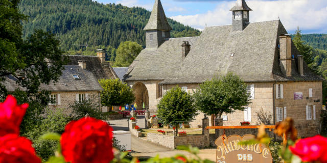 Le bourg de Chaumeil et son église