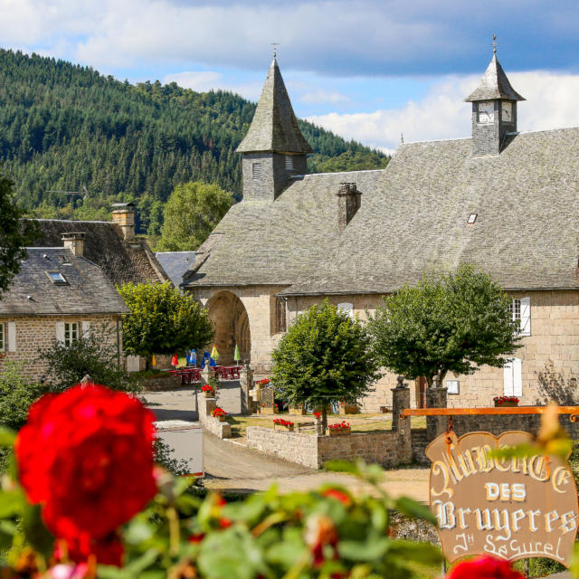 Le bourg de Chaumeil et son église