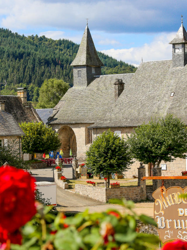 Le bourg de Chaumeil et son église