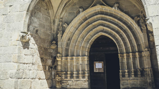 Façade de l'église de Chaumeil