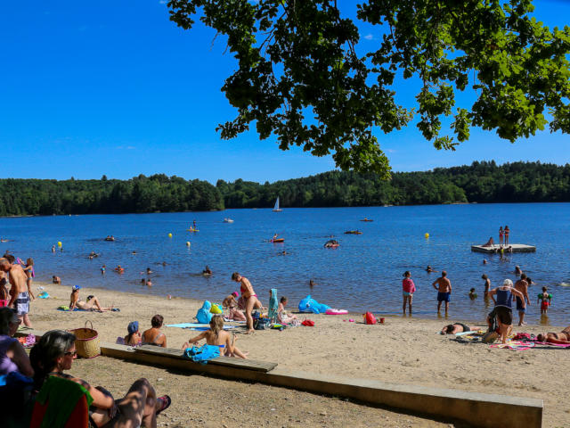 Lieu de baignade au lac de La Valette à Marcillac-La-Croisille