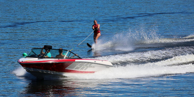 Sport de plein air sur le lac de Marcillac-la-Croisille