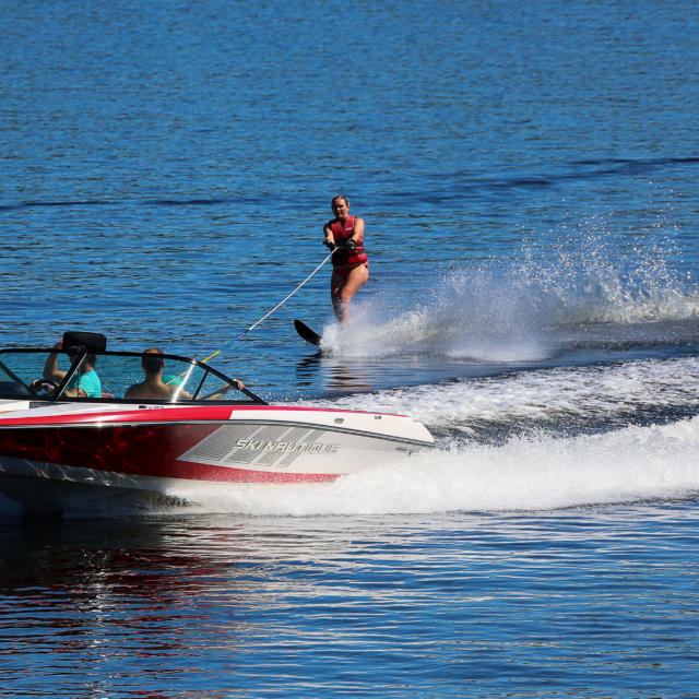 Sport de plein air sur le lac de Marcillac-la-Croisille