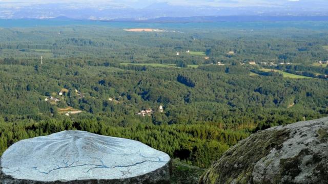 Au Puy De La tourte - vue sur Egletons et sur les monts du Cantal - Soudeilles