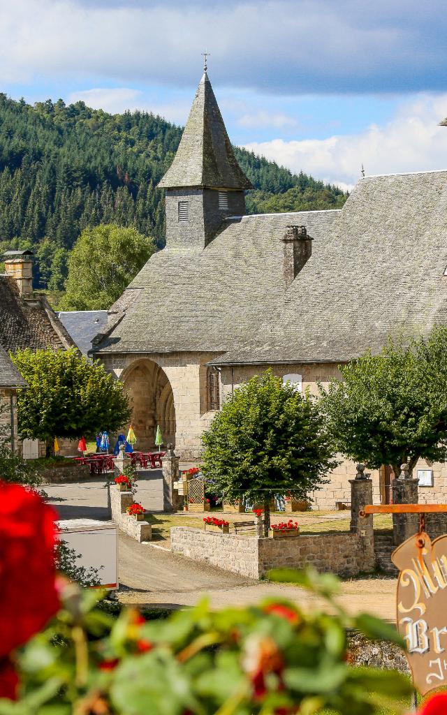 Le bourg de Chaumeil et son église