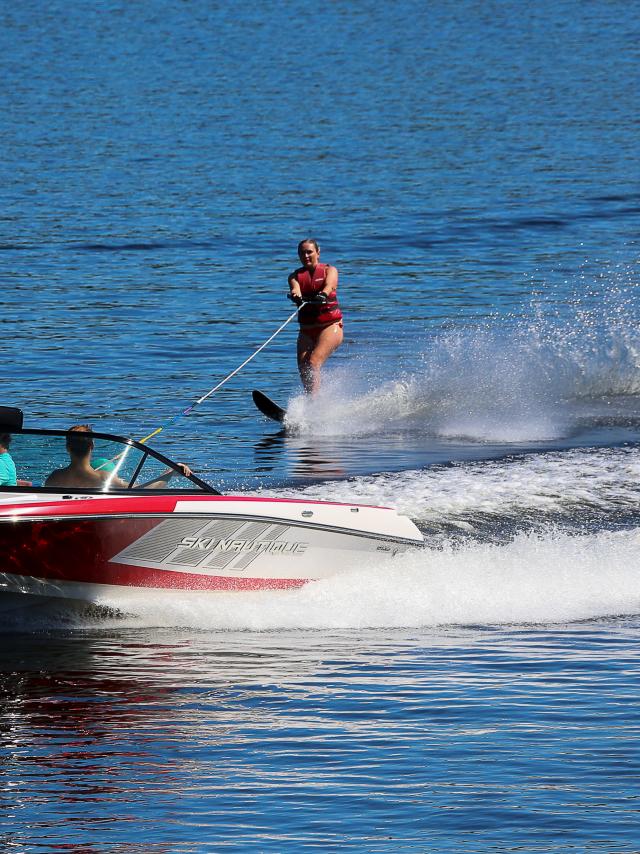 Sport de plein air sur le lac de Marcillac-la-Croisille