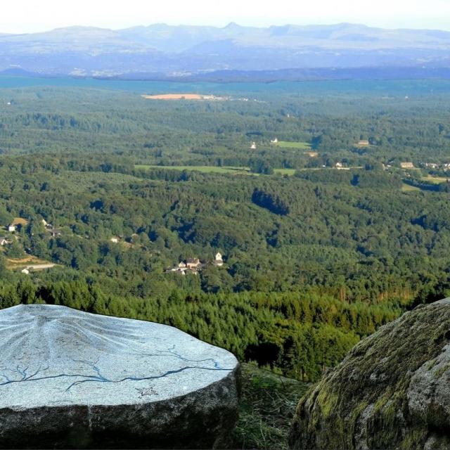 Au Puy De La tourte - vue sur Egletons et sur les monts du Cantal - Soudeilles