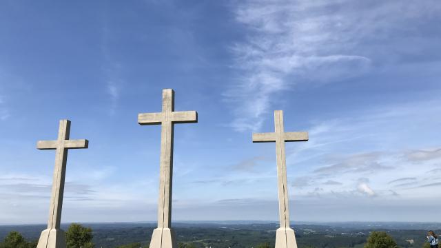 Aux croix du Puy de Sarran il y a une vue panoramique sur les Monédières et sur la vallée de la Corrèze