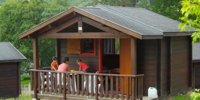 Famille dans un chalet du camping Aquadis de Marcillac-la-Croisille