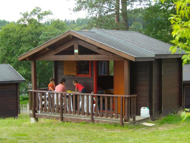 Famille dans un chalet du camping Aquadis de Marcillac-la-Croisille