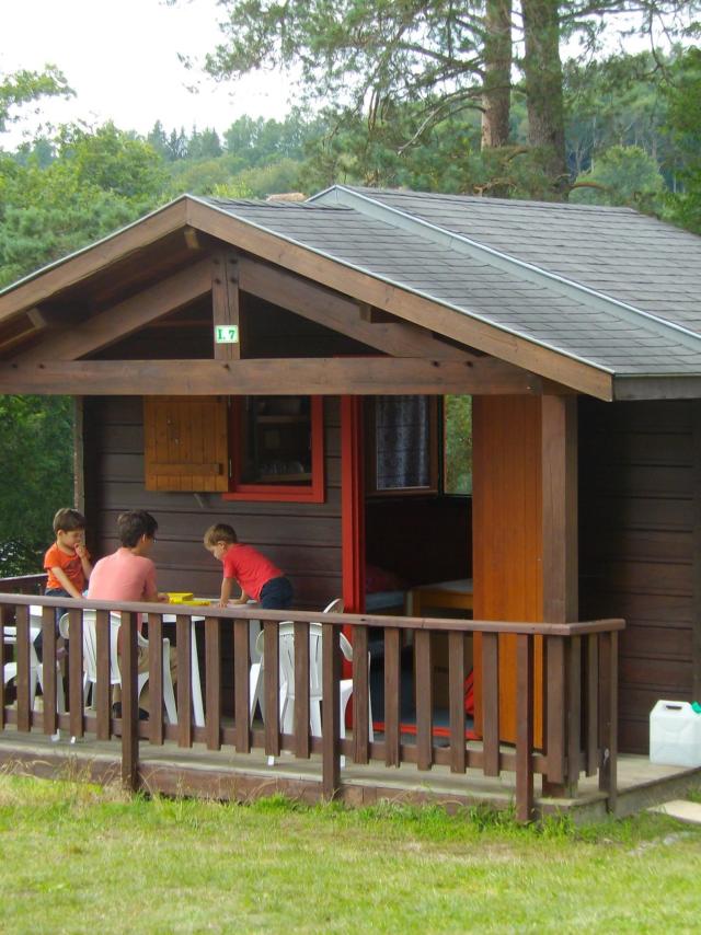 Famille dans un chalet du camping Aquadis de Marcillac-la-Croisille