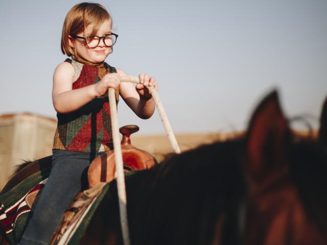 Petite fille sur un cheval