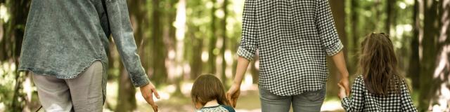 Famille qui randonne en Terre Authentique en Corrèze pendant les vacances de la Toussaint