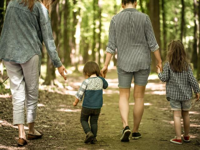 Famille qui randonne en Terre Authentique en Corrèze pendant les vacances de la Toussaint