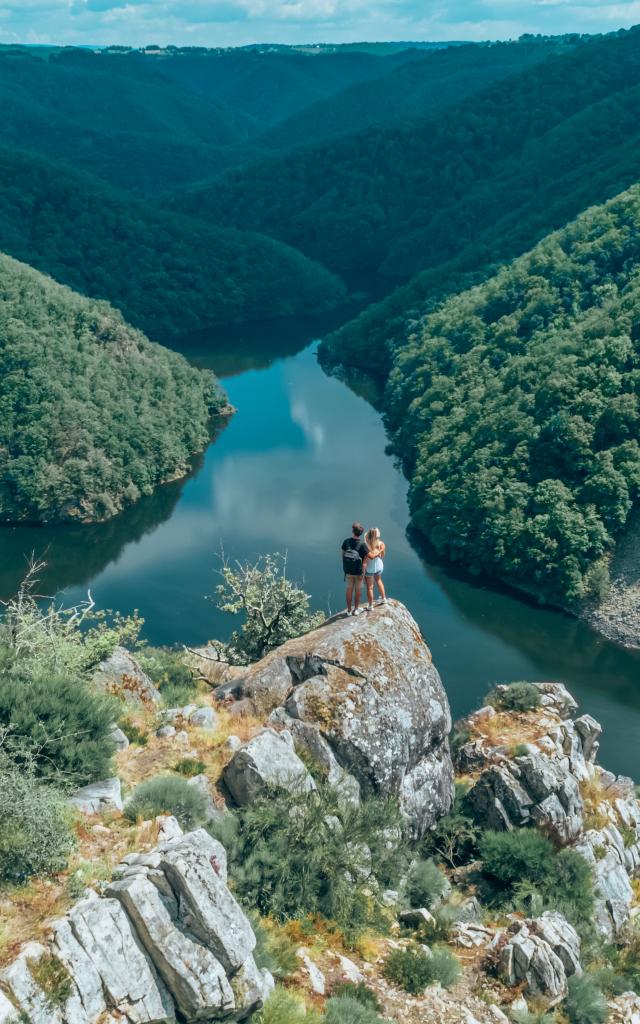 Couple regardant la rivière Dordogne et la forêt depuis un point de vue en hauteur