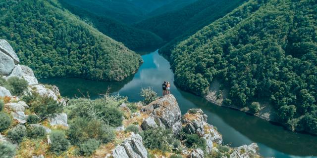 Couple regardant la rivière Dordogne et la forêt depuis un point de vue en hauteur