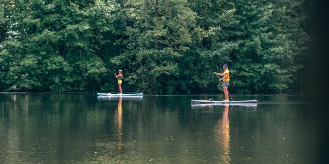 Deux personnes faisant du paddle sur la rivière Dordogne