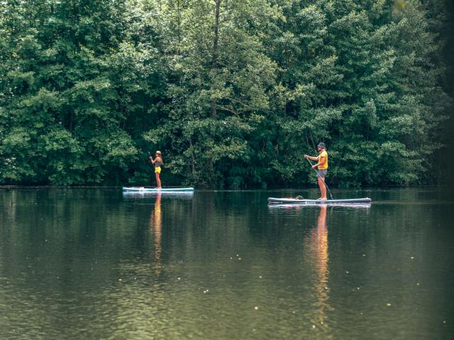 Deux personnes faisant du paddle sur la rivière Dordogne