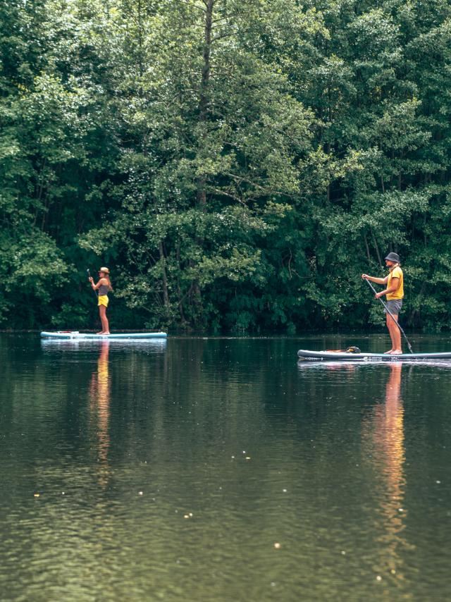 Deux personnes faisant du paddle sur la rivière Dordogne