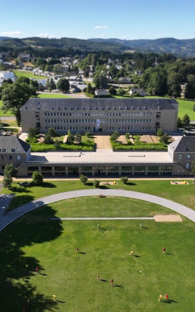 Vue aérienne des jardins et du bâtiment de l'école d'application des travaux publics d'Egletons