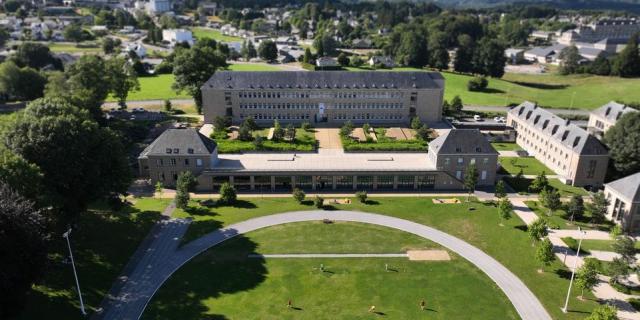 Vue aérienne des jardins et du bâtiment de l'école d'application des travaux publics d'Egletons