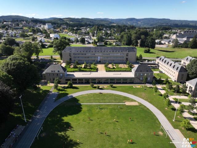 Vue aérienne des jardins et du bâtiment de l'école d'application des travaux publics d'Egletons