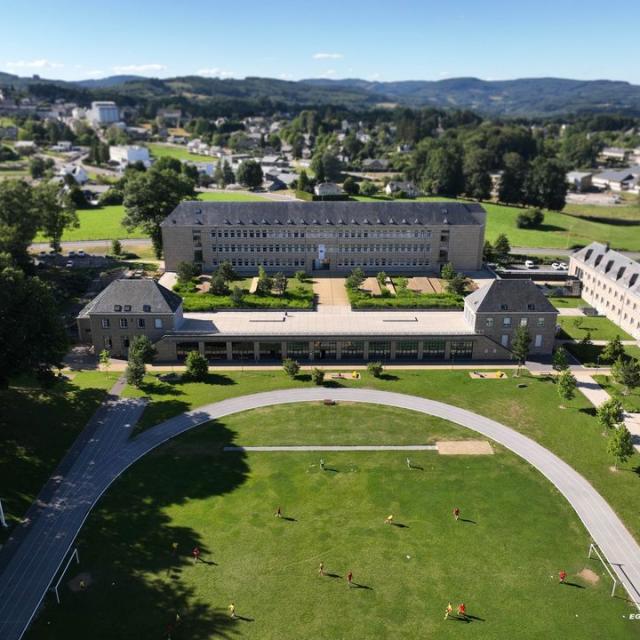 Vue aérienne des jardins et du bâtiment de l'école d'application des travaux publics d'Egletons