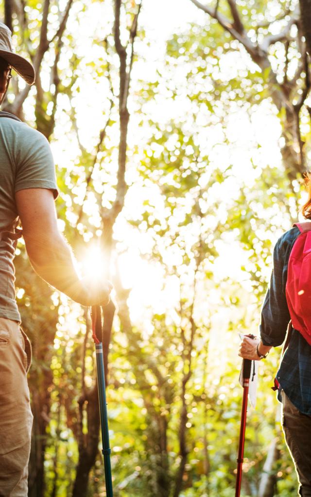 Couple randonnant dans les bois