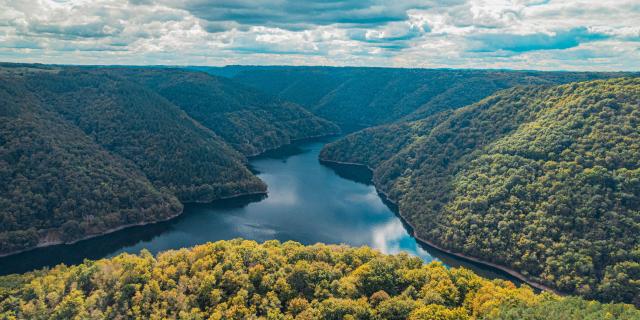 D'une vue en hauteur, avec au centre les gorges de la Dordogne