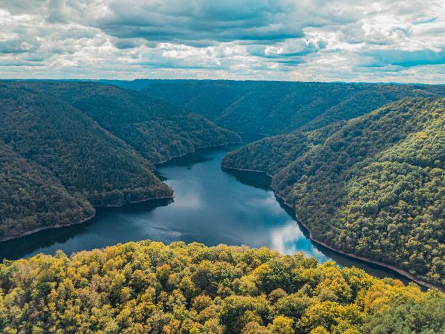 D'une vue en hauteur, avec au centre les gorges de la Dordogne